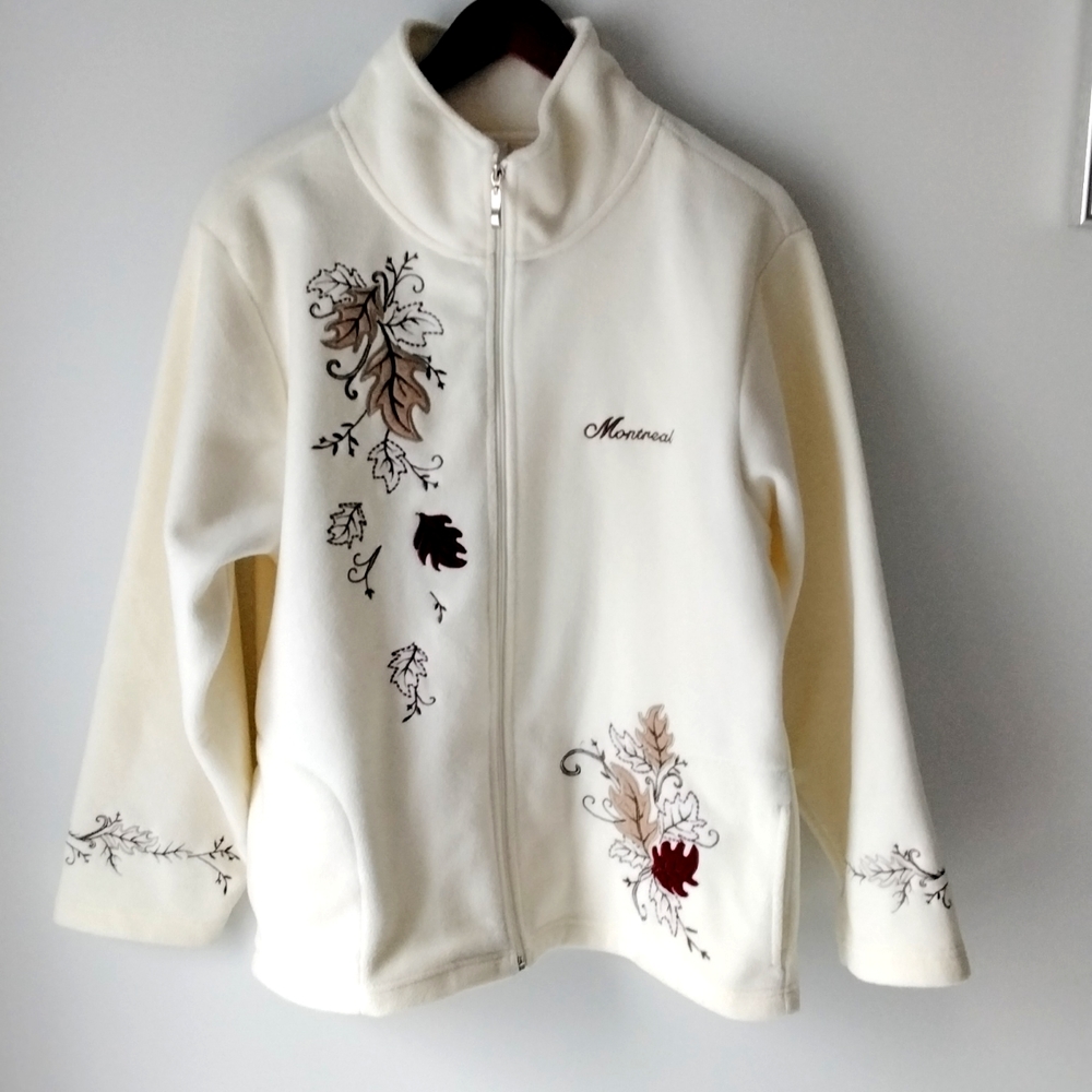 G.G.S. Ladies cream fleece jacket with leaf detailing, size Large